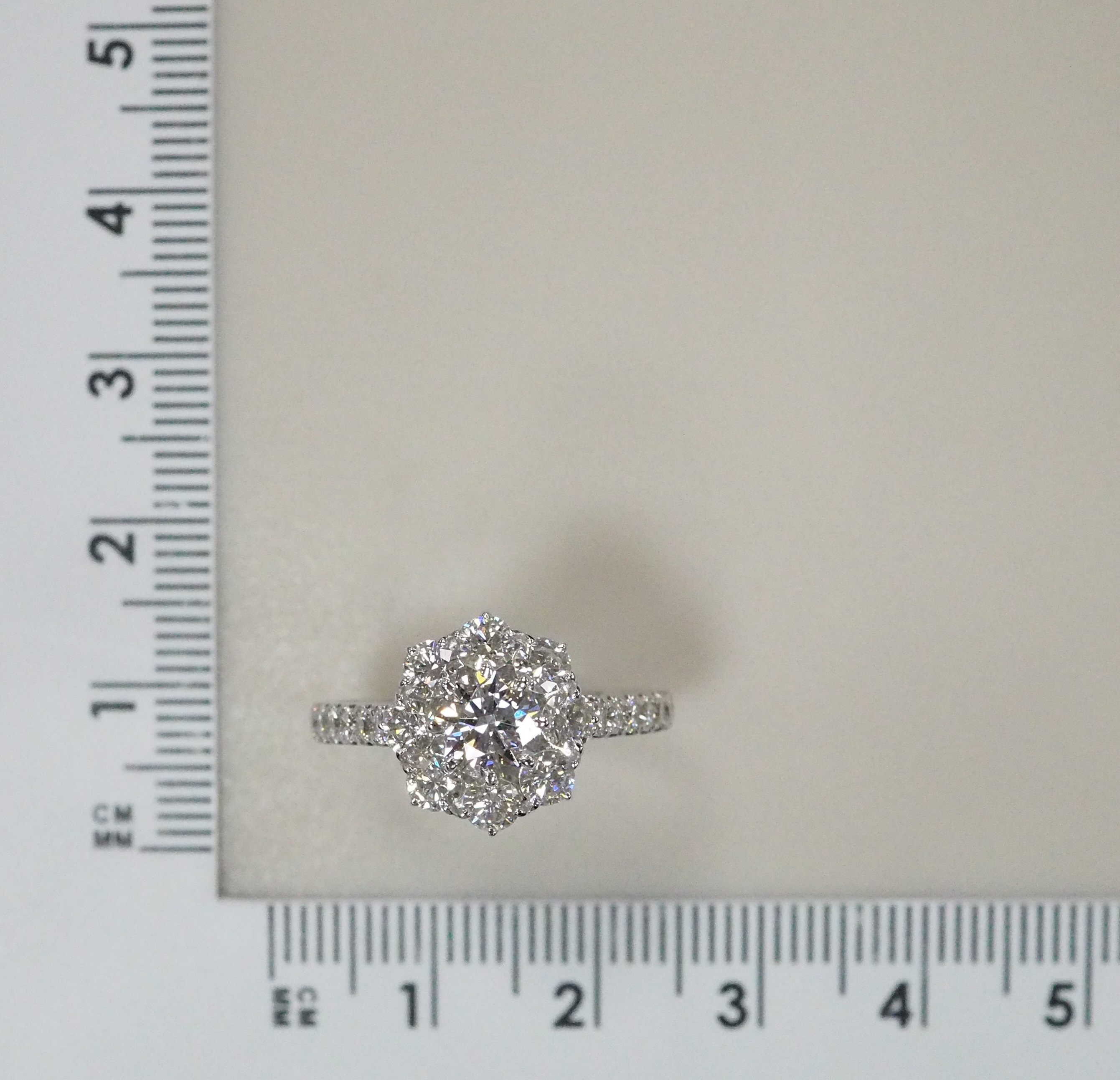 Кольцо из белого золота с бриллиантами